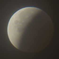 La Lune dont la partie gauche est relativement bien éclairée et à droite dans l'ombre. La séparation entre l'ombre et la pénombre (zone éclairée est relativement nette).