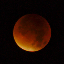 La Lune apparaissant rouge sombre.