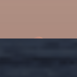 La Lune apparait comme une petite bosse au dessus de la mer. Elle apparait faible et rouge cuivré dans un ciel lui aussi rouge-orangé.