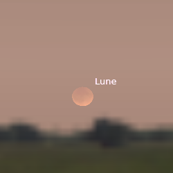 La Lune apparait pleine mais d'une couleur rouge cuivré dans un ciel lui aussi rouge-orangé. Elle est très proche de l'horizon.