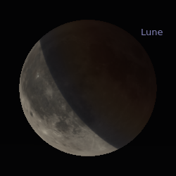 La Lune apparait avec une grande partie dans l'ombre mais tout le coté gauche et bas ont repris une luminosité plus importante. Cela pourrait ressembler un un dernier quartier. La partie dans l'ombre parait encore un peu rouge.